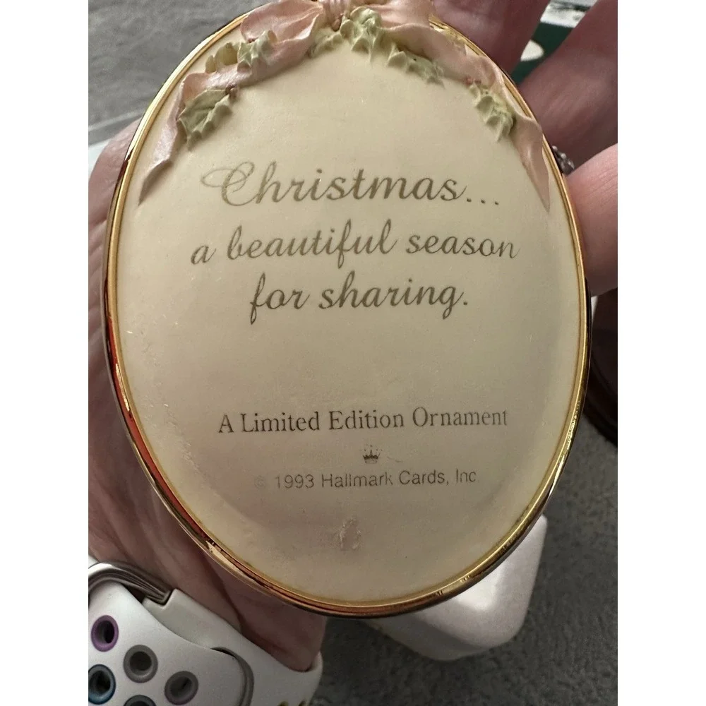 1993 Hallmark Keepsake Collectors Club‎ Ornament Sharing Christmas With Stand